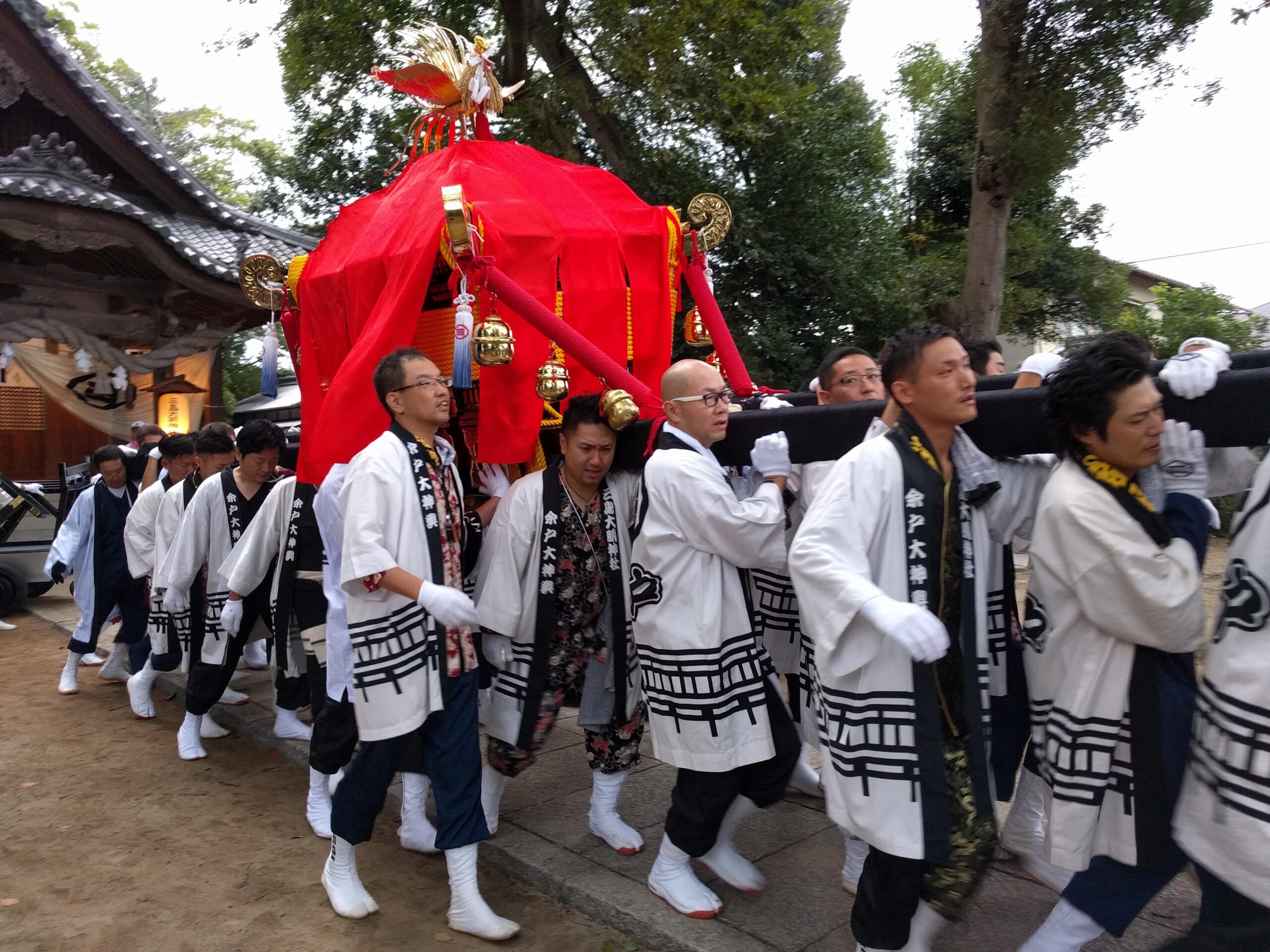 余戸神輿会の一員として祭りに参加